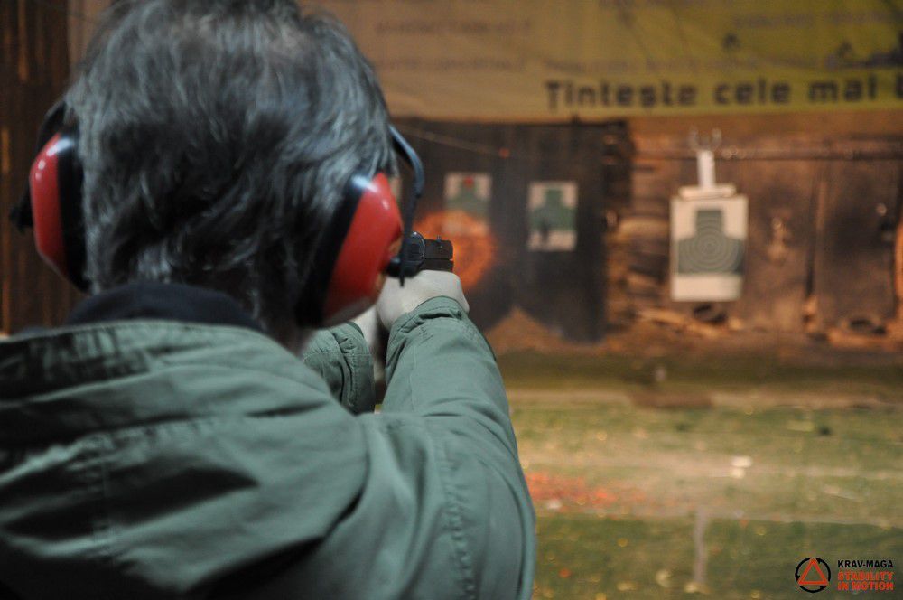 Trageri în poligon și apărarea amenințărilor cu pistolul
