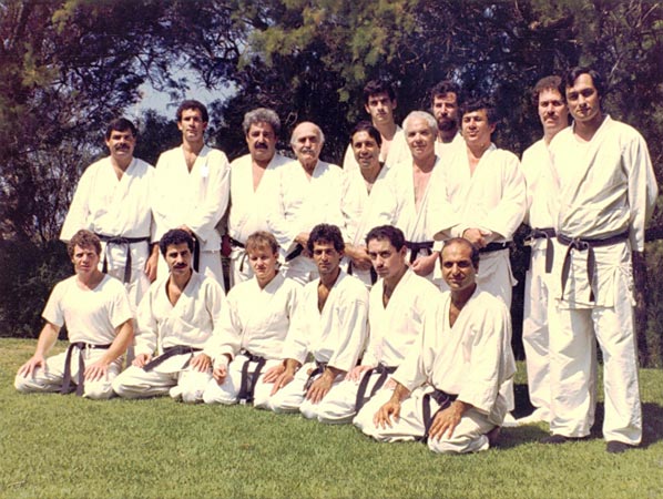 Imi Lichtenfeld și elevii lui, în 1982. Doar zece dintre aceștia au primit centura neagră în Krav-Maga de la Imi.