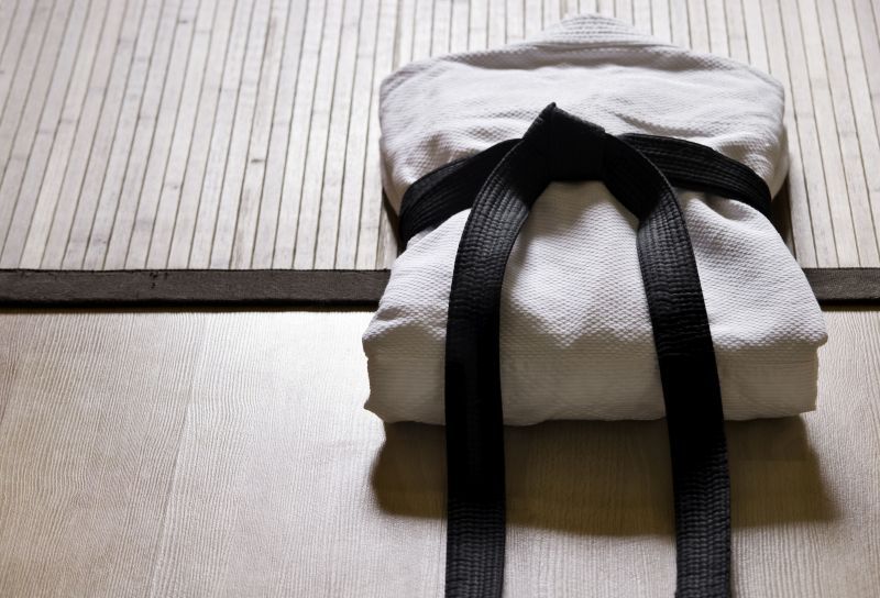 Kimono cu centura neagră Kimono cu centura neagră